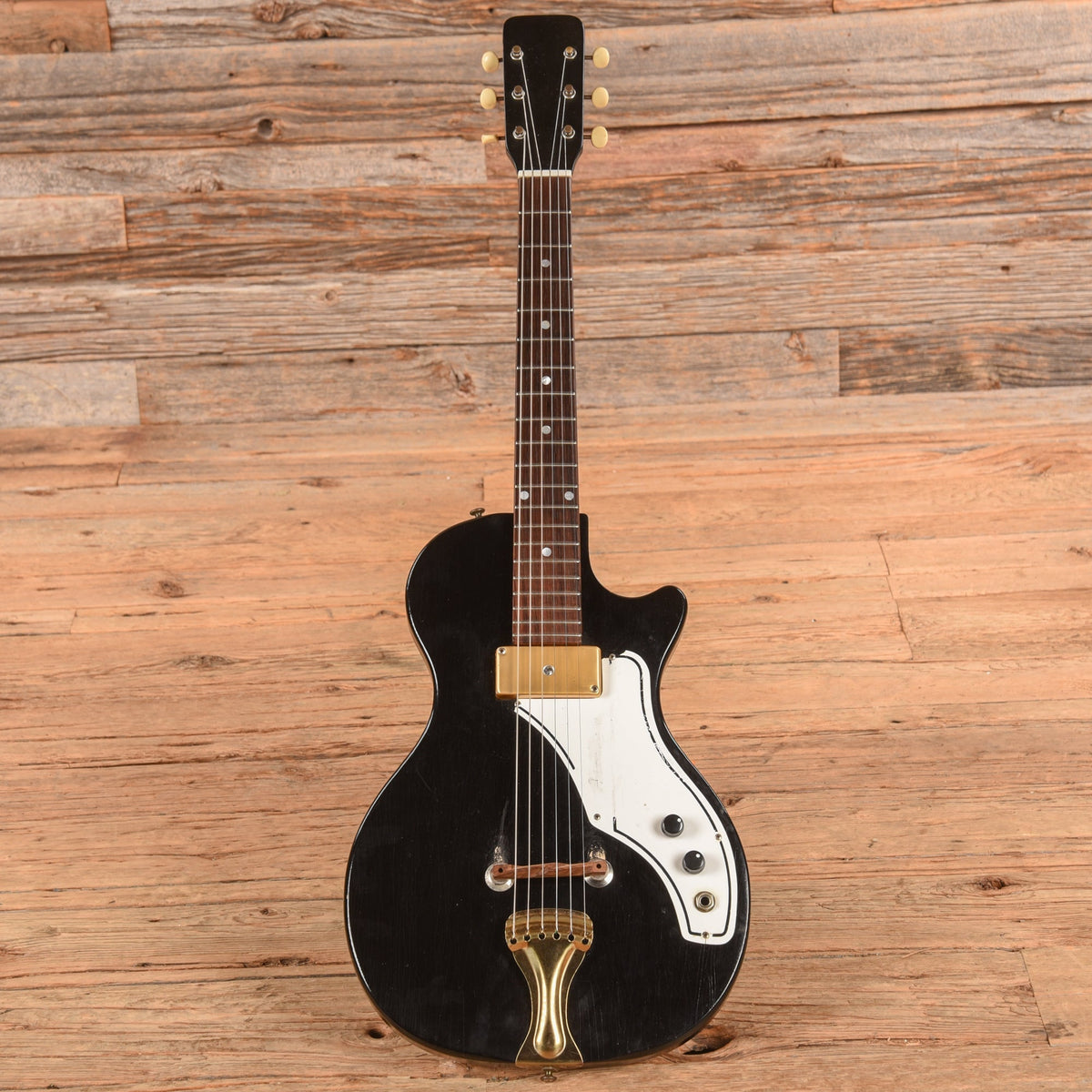 Airline Model 7214 Guitar w/ Amp in Case Black 1960s - Angle 4 | MUSICTONER