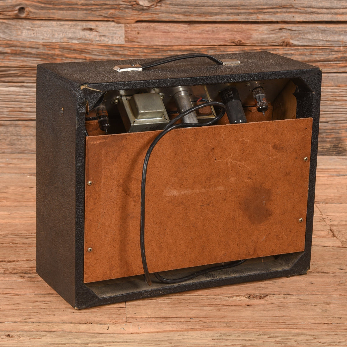 Airline Model 62-9012A Black 1964 - Angle 2 | MUSICTONER