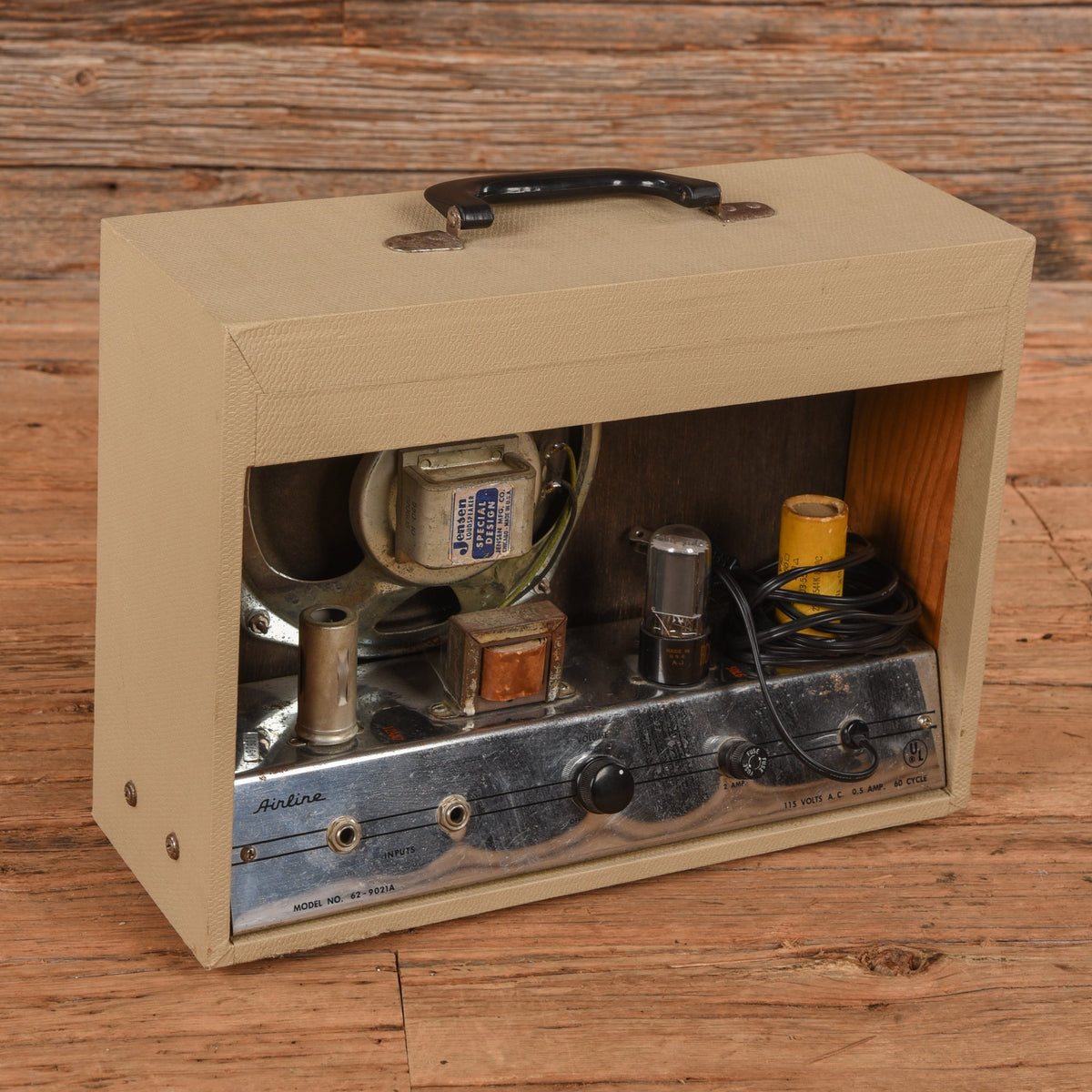Airline Model 62-9021A Combo Amp  1969 - Angle 2 | MUSICTONER