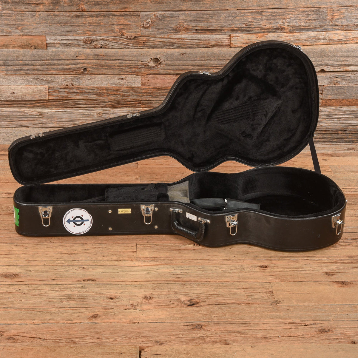 D'Angelico NYL-6 Speicial New Yorker Model ( Japan) - John Oates - Angle 9 | MUSICTONER