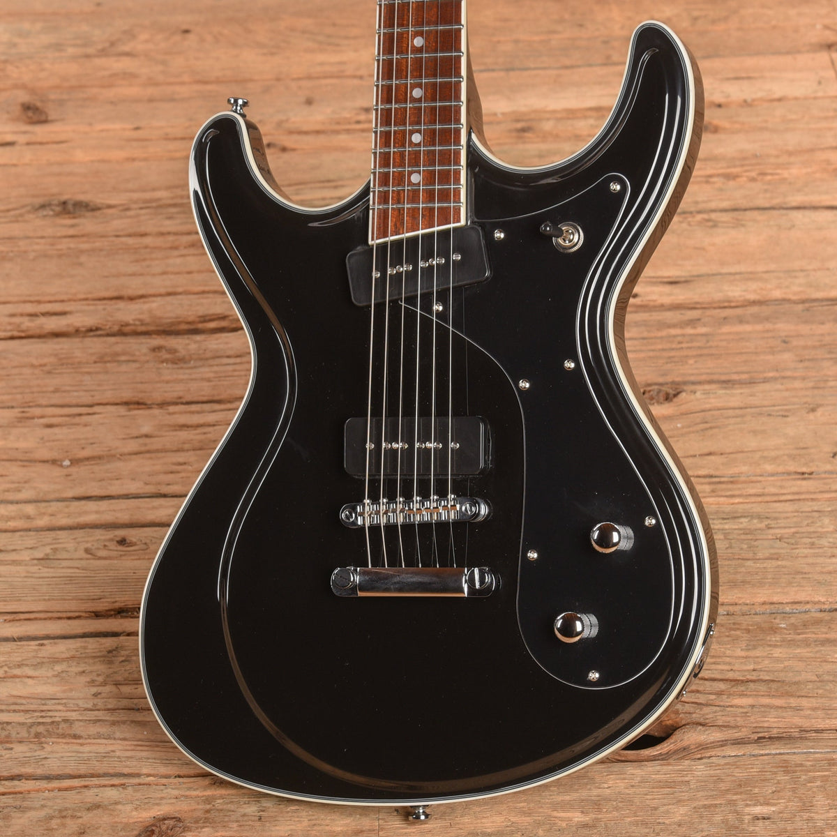 Eastwood Sidejack Black 2025 - Angle 2 | MUSICTONER