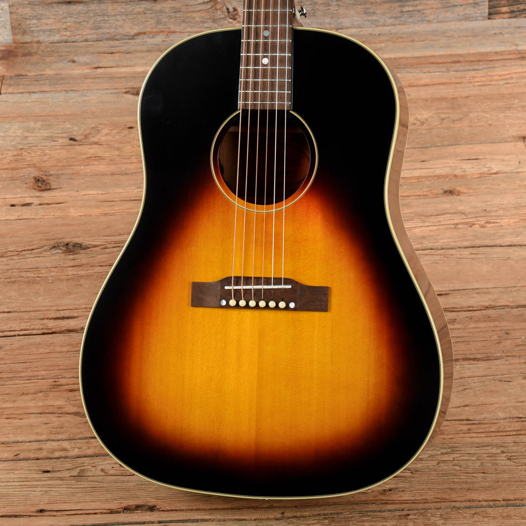Epiphone J-45 Sunburst 2024 - Angle 2 | MUSICTONER