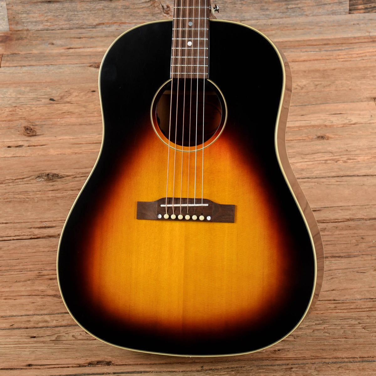 Epiphone J-45 Sunburst 2024 - Angle 2 | MUSICTONER