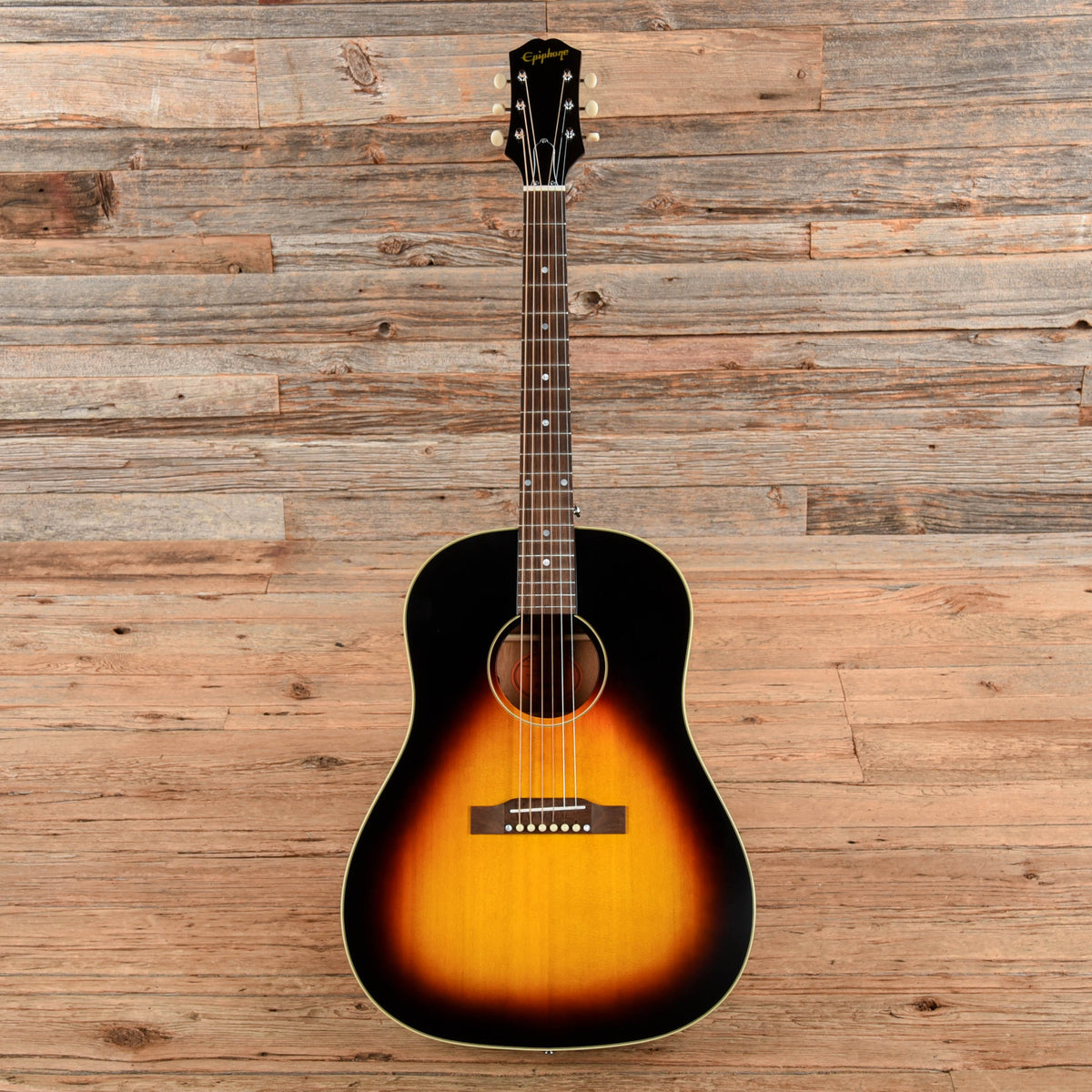 Epiphone J-45 Sunburst 2024 - Angle 4 | MUSICTONER