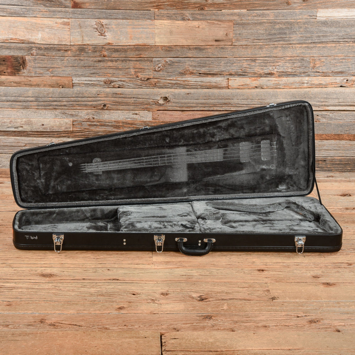 Epiphone Thunderbird Ebony - Angle 9 | MUSICTONER