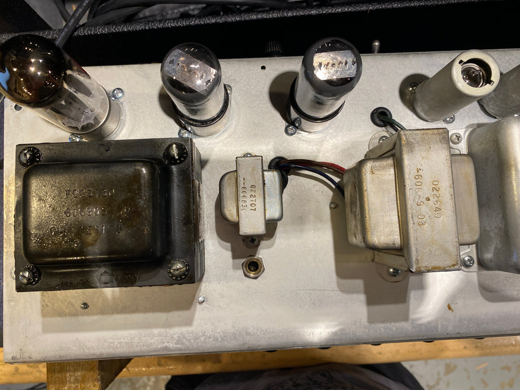 Fender Deluxe Reverb "Drip Edge" 2-Channel 22-Watt 1x12" Guitar Combo  1969 - Angle 6 | MUSICTONER