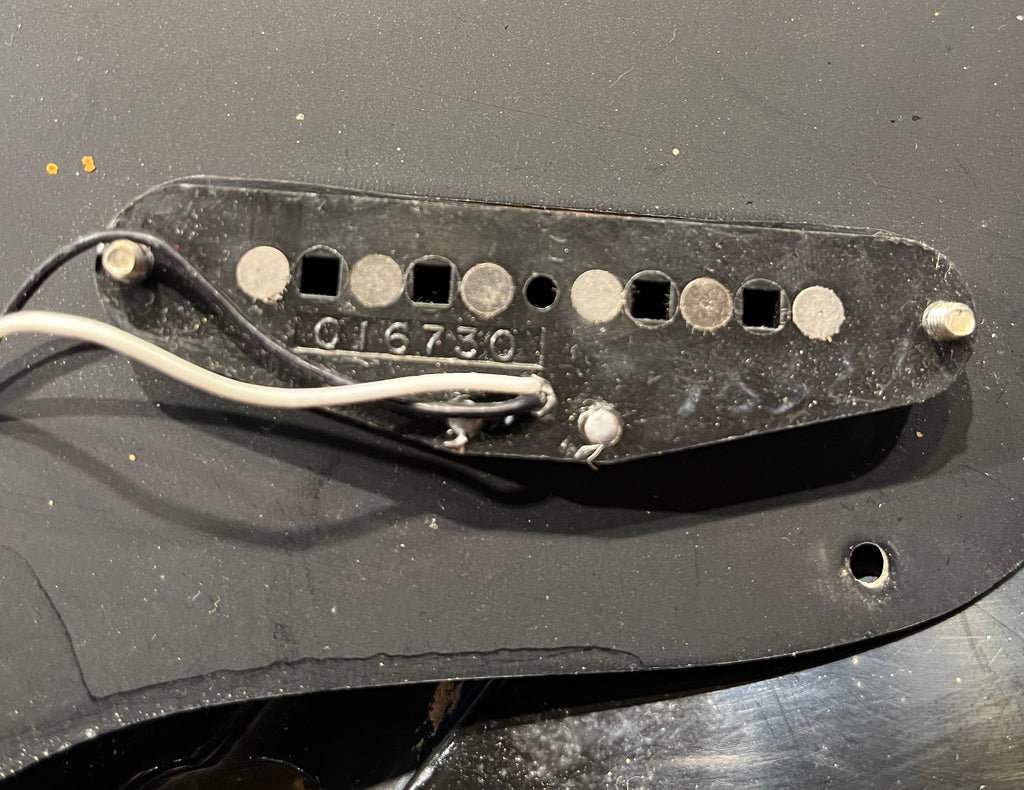 Fender Musicmaster Bass Black 1982 - Angle 13 | MUSICTONER