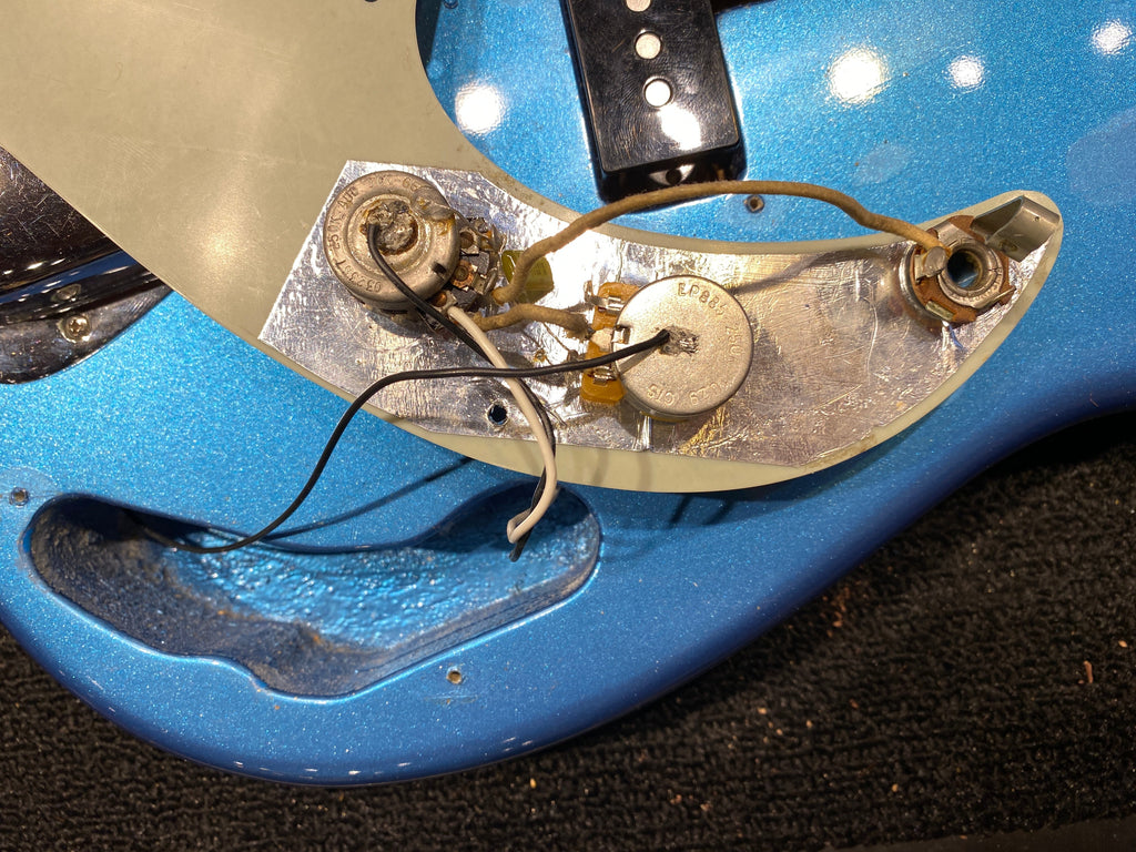 Fender Precision Bass Lake Placid Blue 1966 - Angle 13 | MUSICTONER