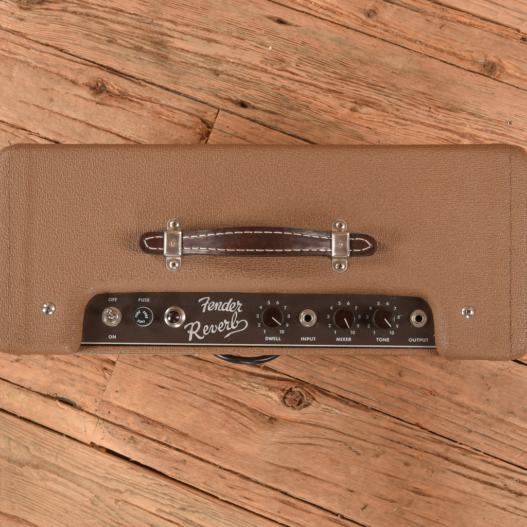 Fender '63 Reverb Unit Reissue - Angle 3 | MUSICTONER