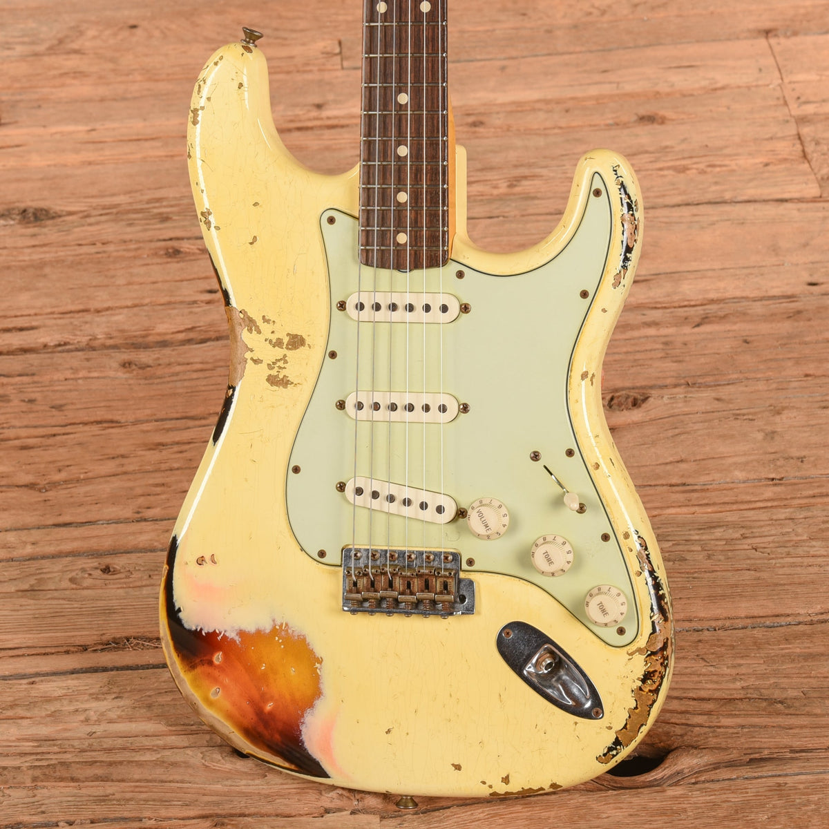 Fender Custom Shop '60 Stratocater Heavy Relic White over Sunburst 2013 - Angle 2 | MUSICTONER