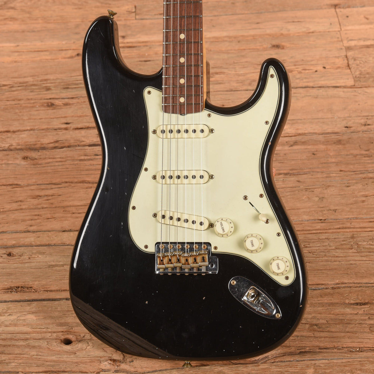 Fender Custom Shop '63 Stratocaster Reissue Journeyman Relic Black 2022 - Angle 2 | MUSICTONER