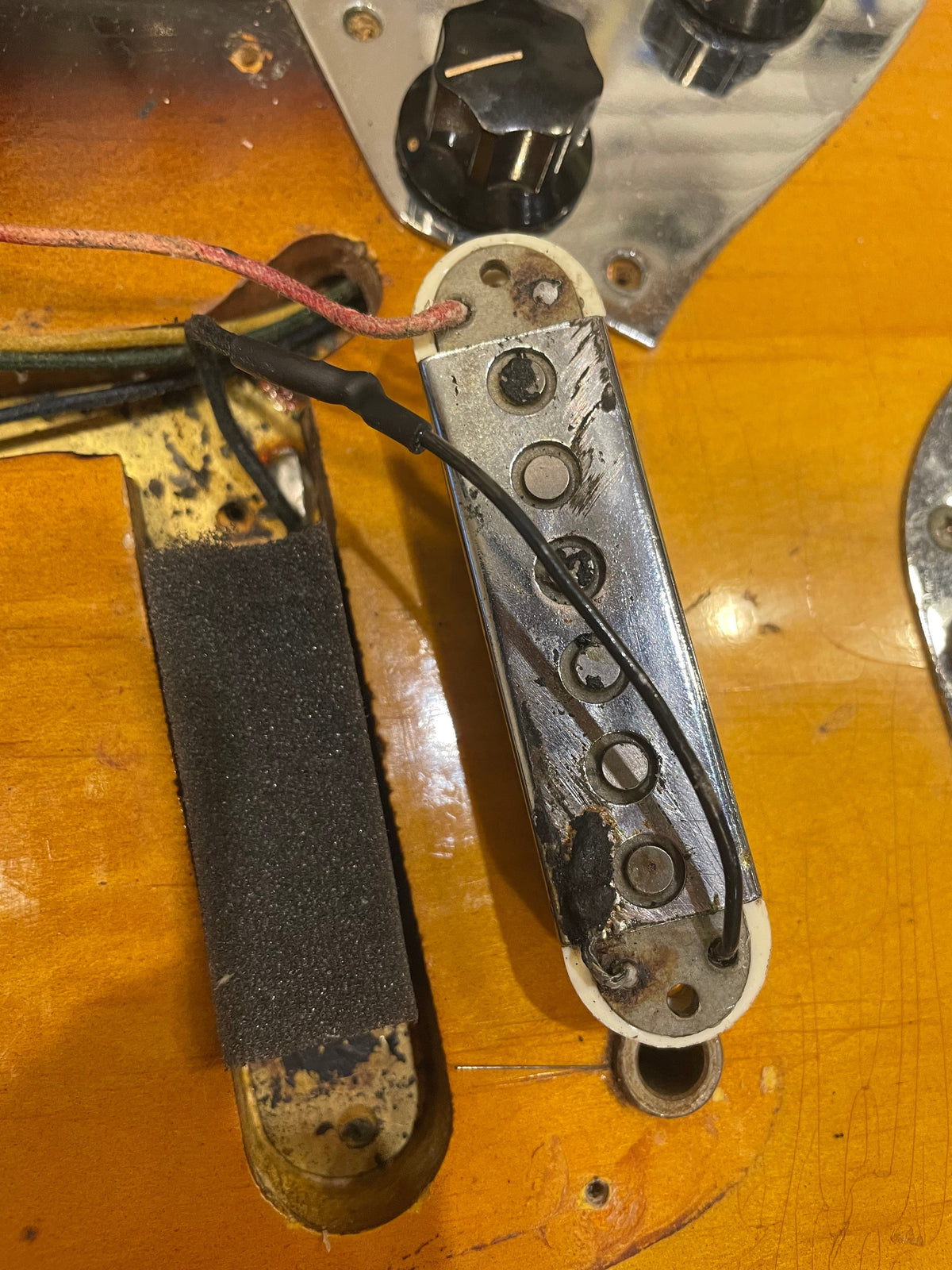 Fender Jaguar Sunburst 1962 - Angle 14 | MUSICTONER