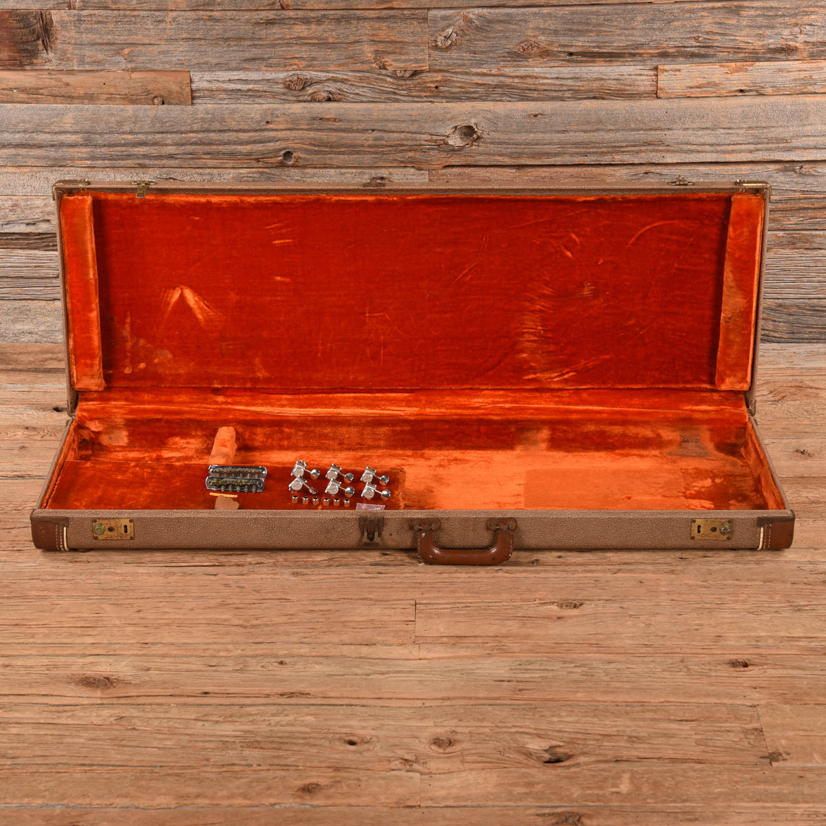 Fender Jaguar Sunburst 1962 - Angle 9 | MUSICTONER
