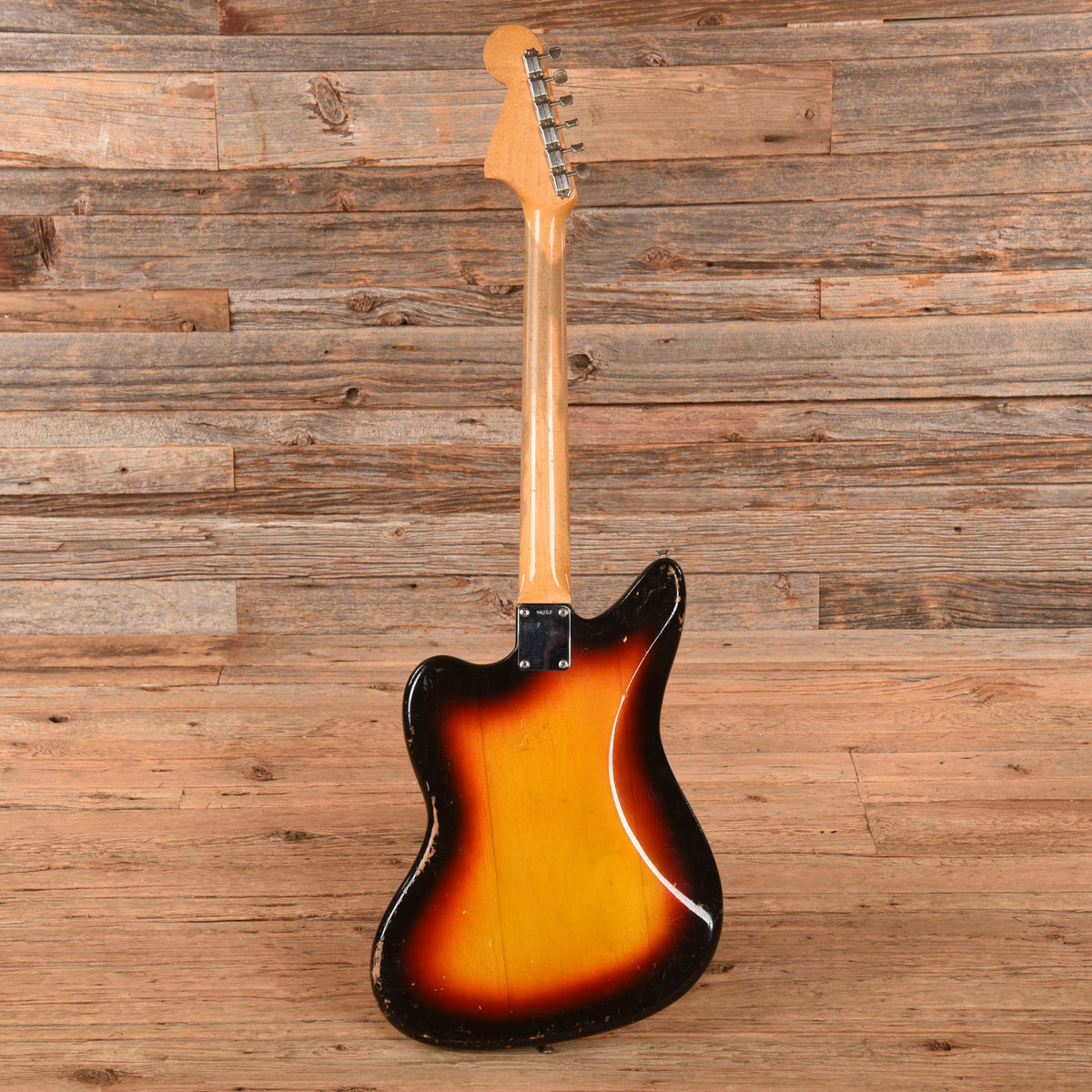 Fender Jaguar Sunburst 1962 - Angle 5 | MUSICTONER