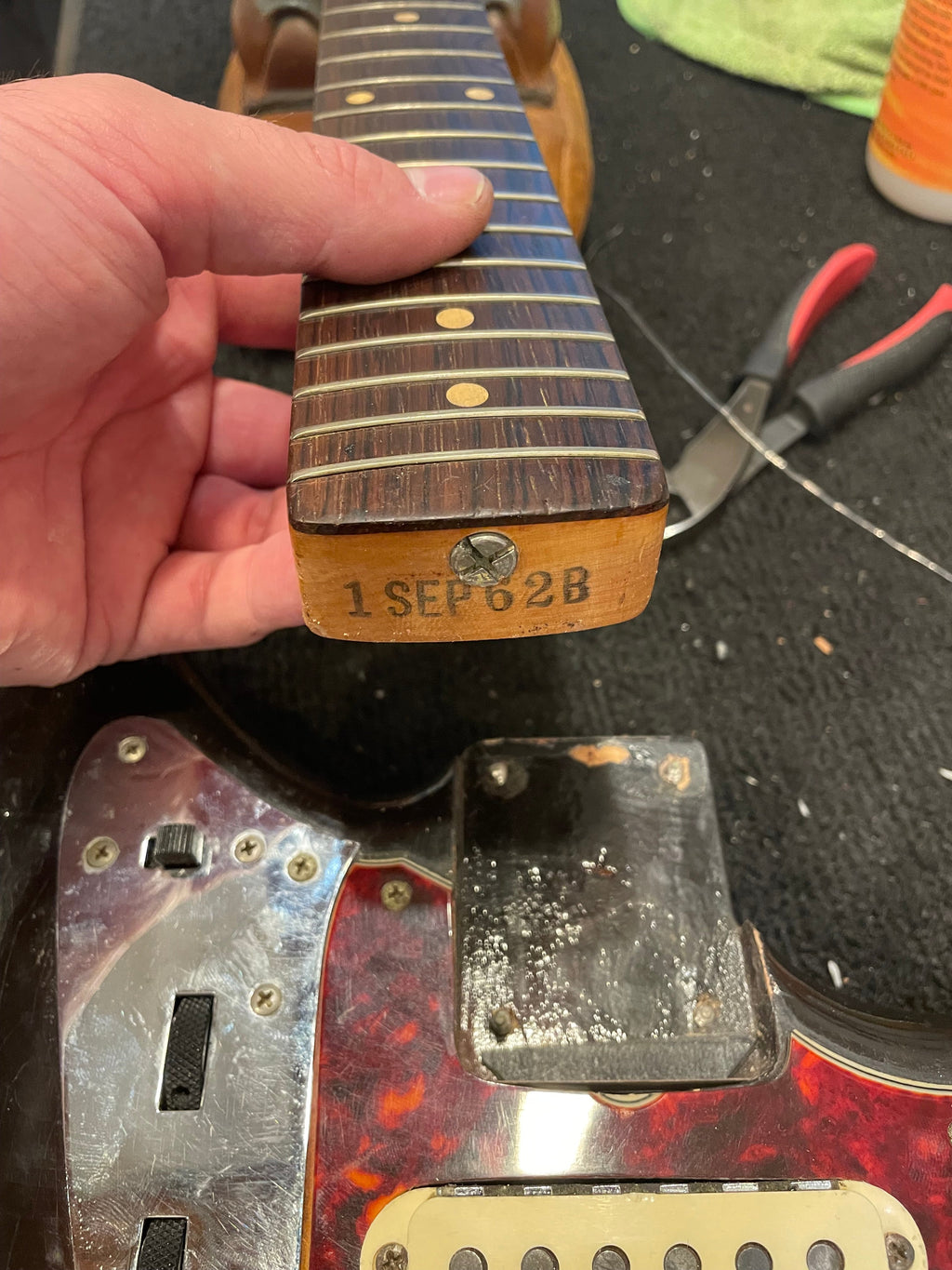 Fender Jaguar Sunburst 1962 - Angle 16 | MUSICTONER