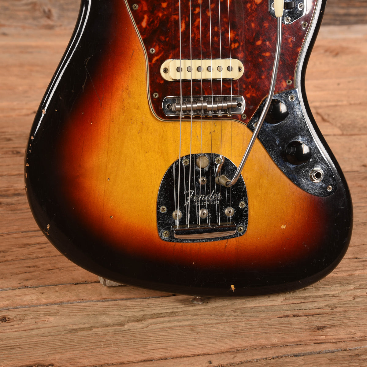 Fender Jaguar Sunburst 1962 - Angle 11 | MUSICTONER