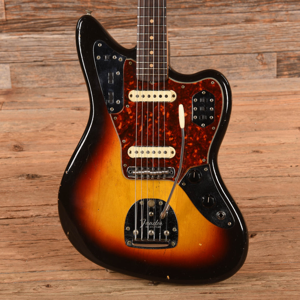 Fender Jaguar Sunburst 1962 - Angle 2 | MUSICTONER