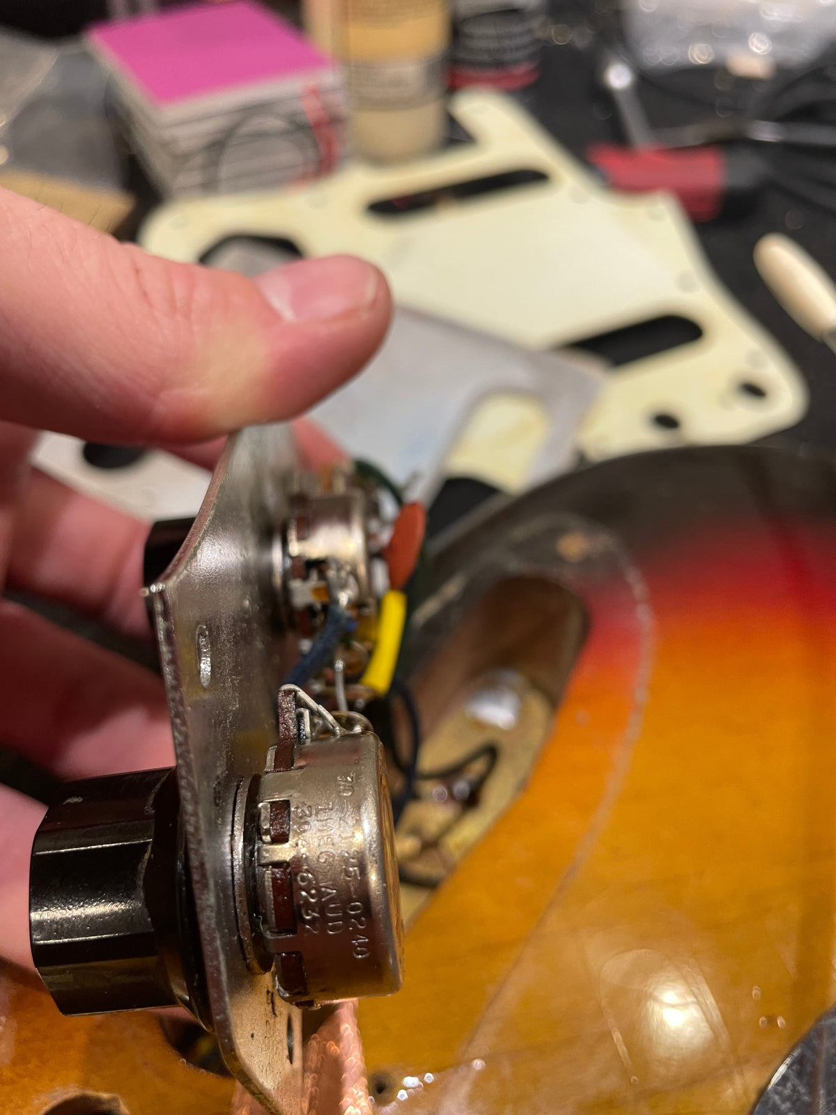 Fender Jaguar Sunburst 1962 - Angle 12 | MUSICTONER