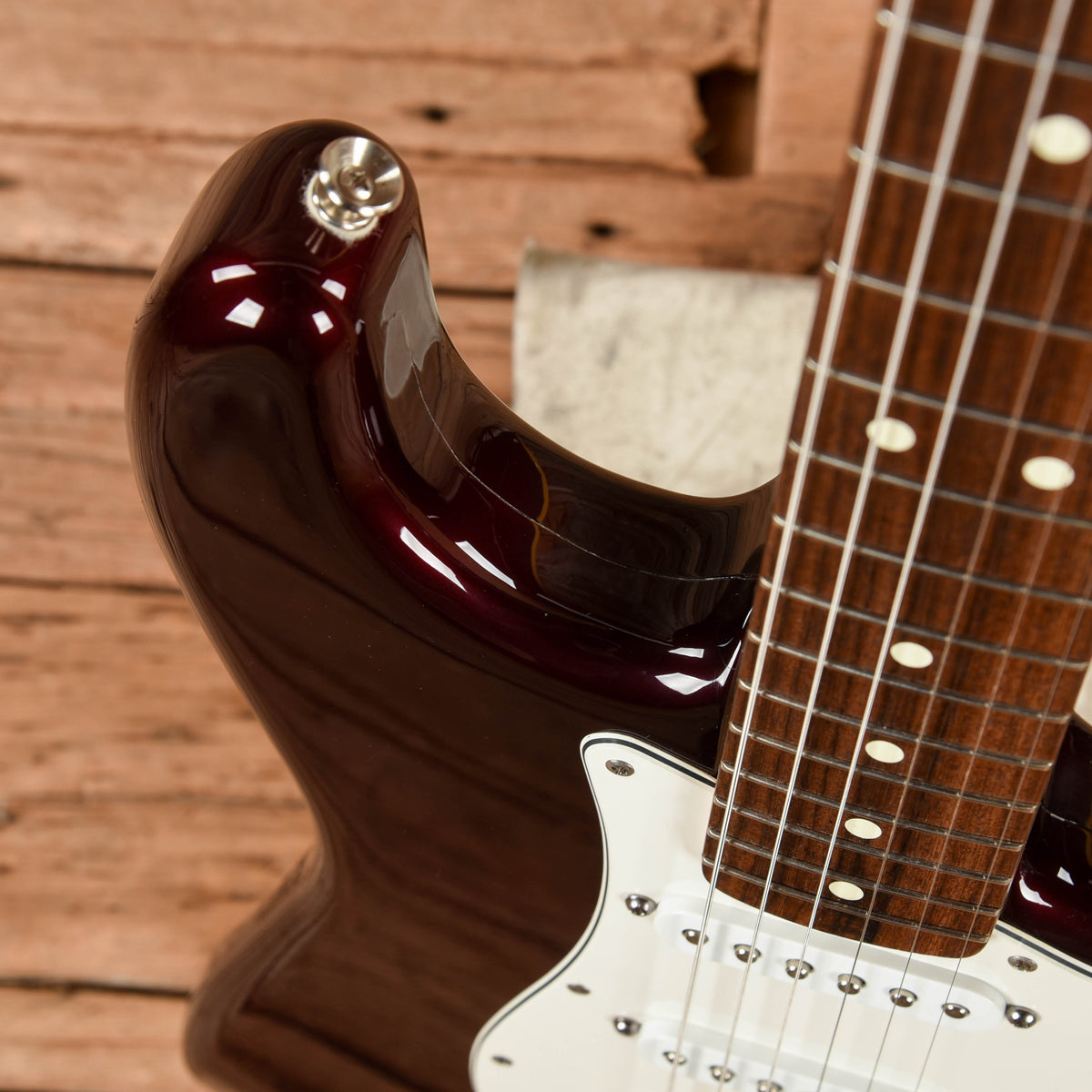 Fender Stratocaster Burgundy 2004 - Angle 10 | MUSICTONER