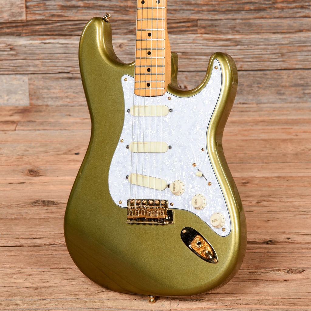 Fender '50s Stratocaster Reissue MIJ HLE Gold - Angle 2 | MUSICTONER