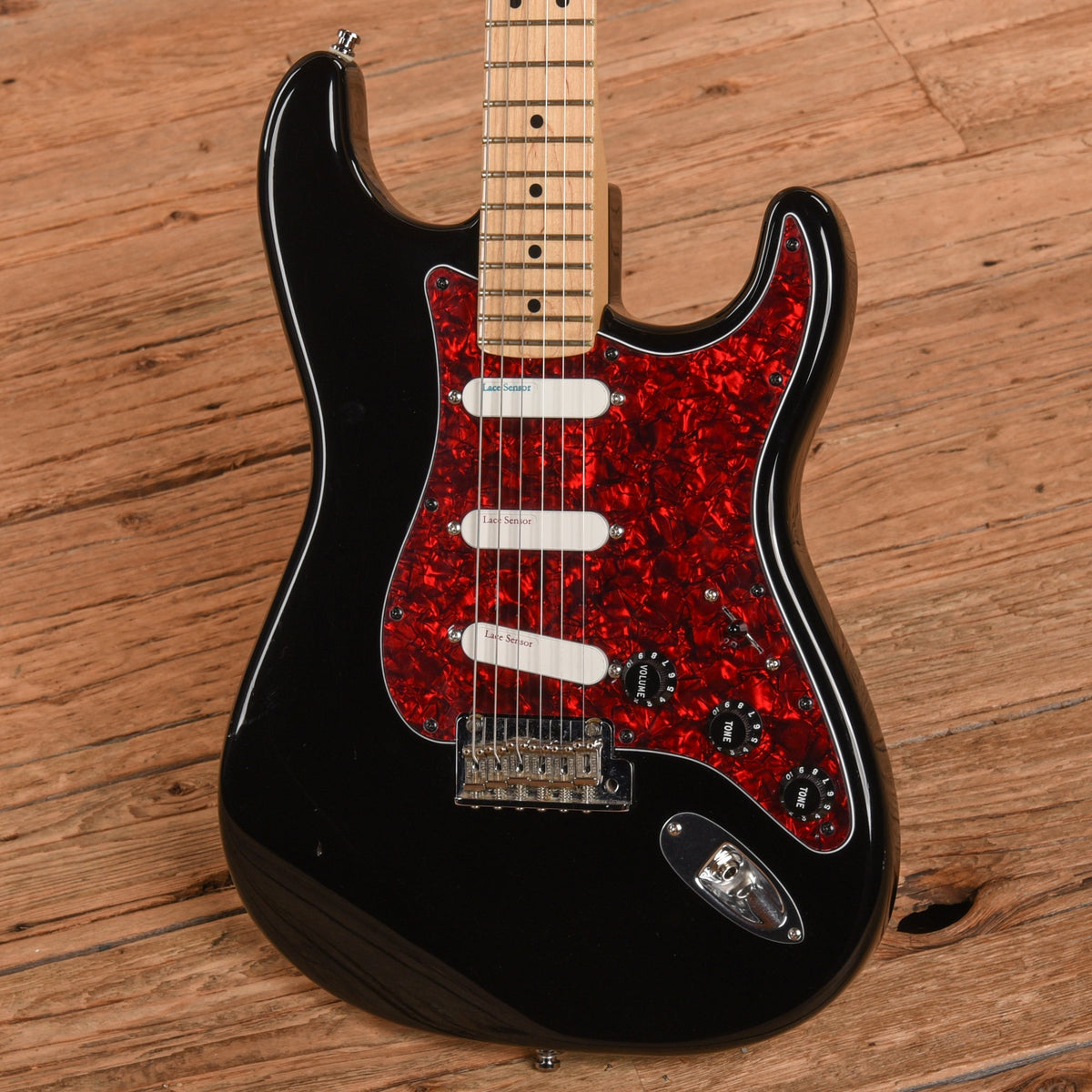 Fender American Professional Stratocaster Black 2017 - Angle 2 | MUSICTONER