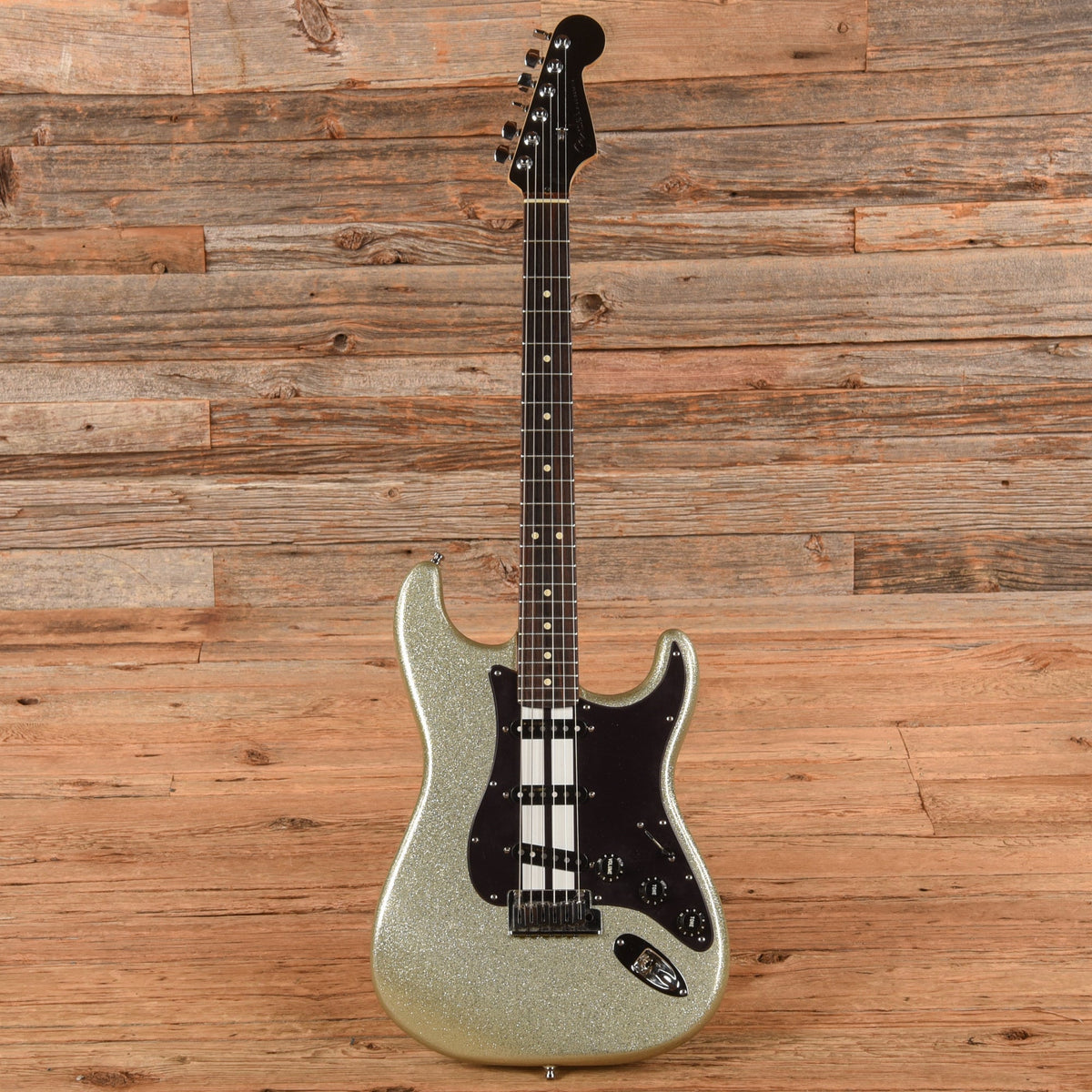 Fender American Series Stratocaster Silver Sparkle 2001 - Angle 4 | MUSICTONER