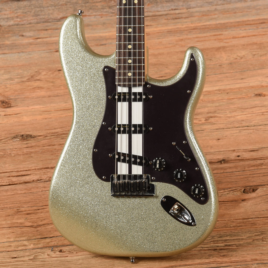 Fender American Series Stratocaster Silver Sparkle 2001 - Angle 2 | MUSICTONER