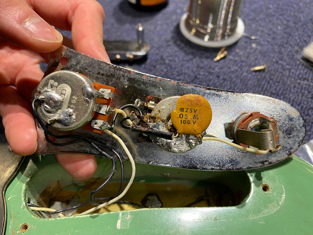 Fender Mustang Green Refin 1977 - Angle 14 | MUSICTONER