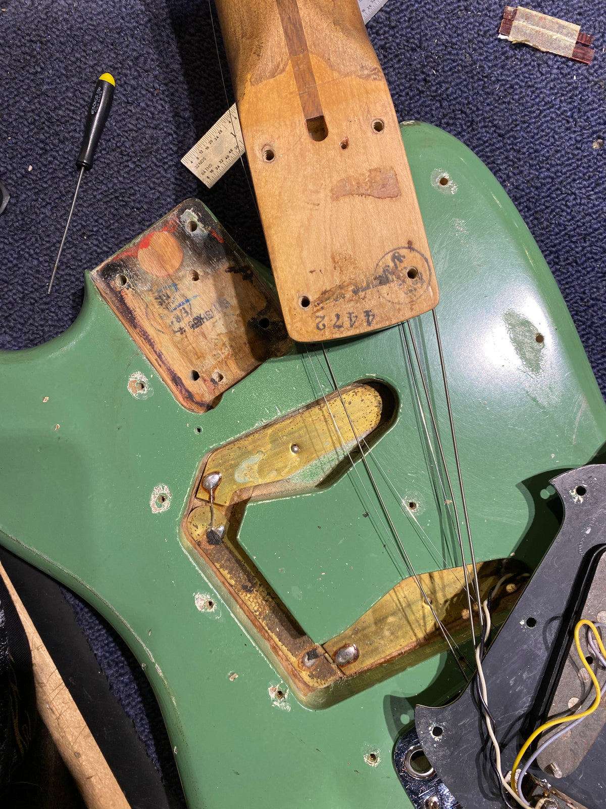 Fender Mustang Green Refin 1977 - Angle 12 | MUSICTONER