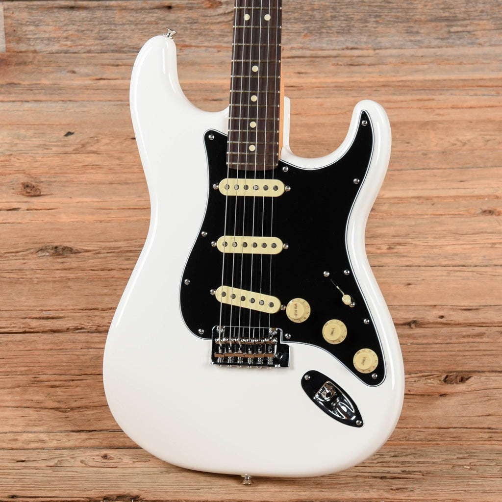Fender Player II Stratocaster White 2025 - Angle 2 | MUSICTONER