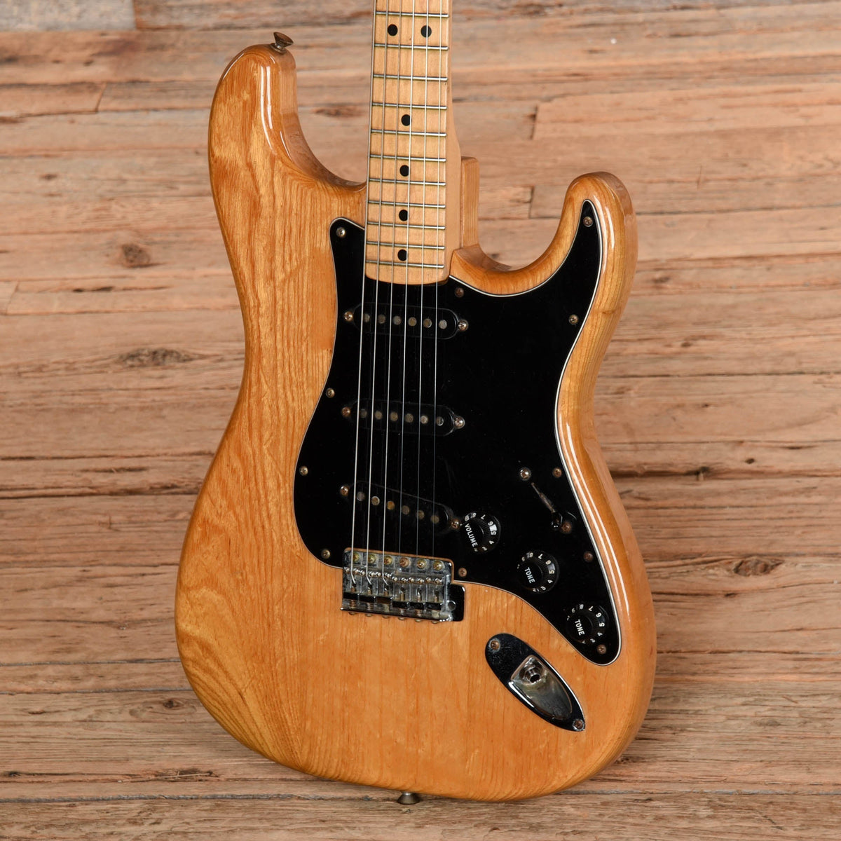 Fender Stratocaster Natural 1979 - Angle 2 | MUSICTONER