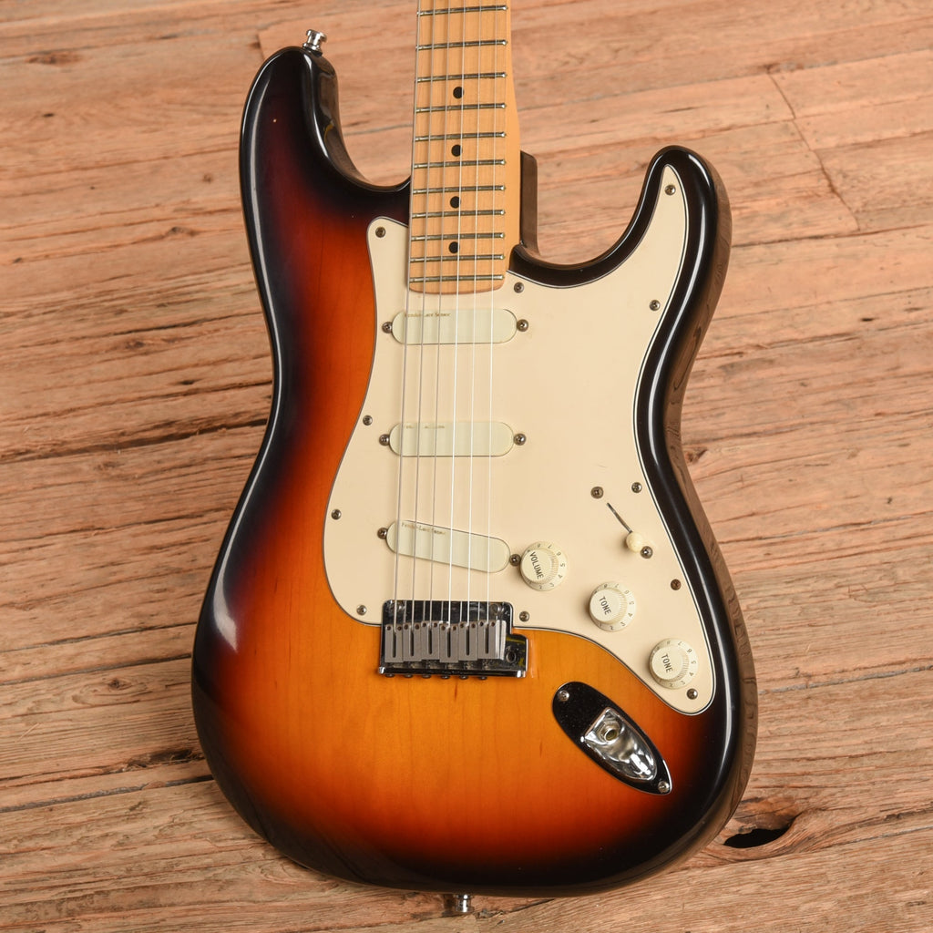 Fender Stratocaster Plus 3-Color Sunburst 1999 - Angle 2 | MUSICTONER