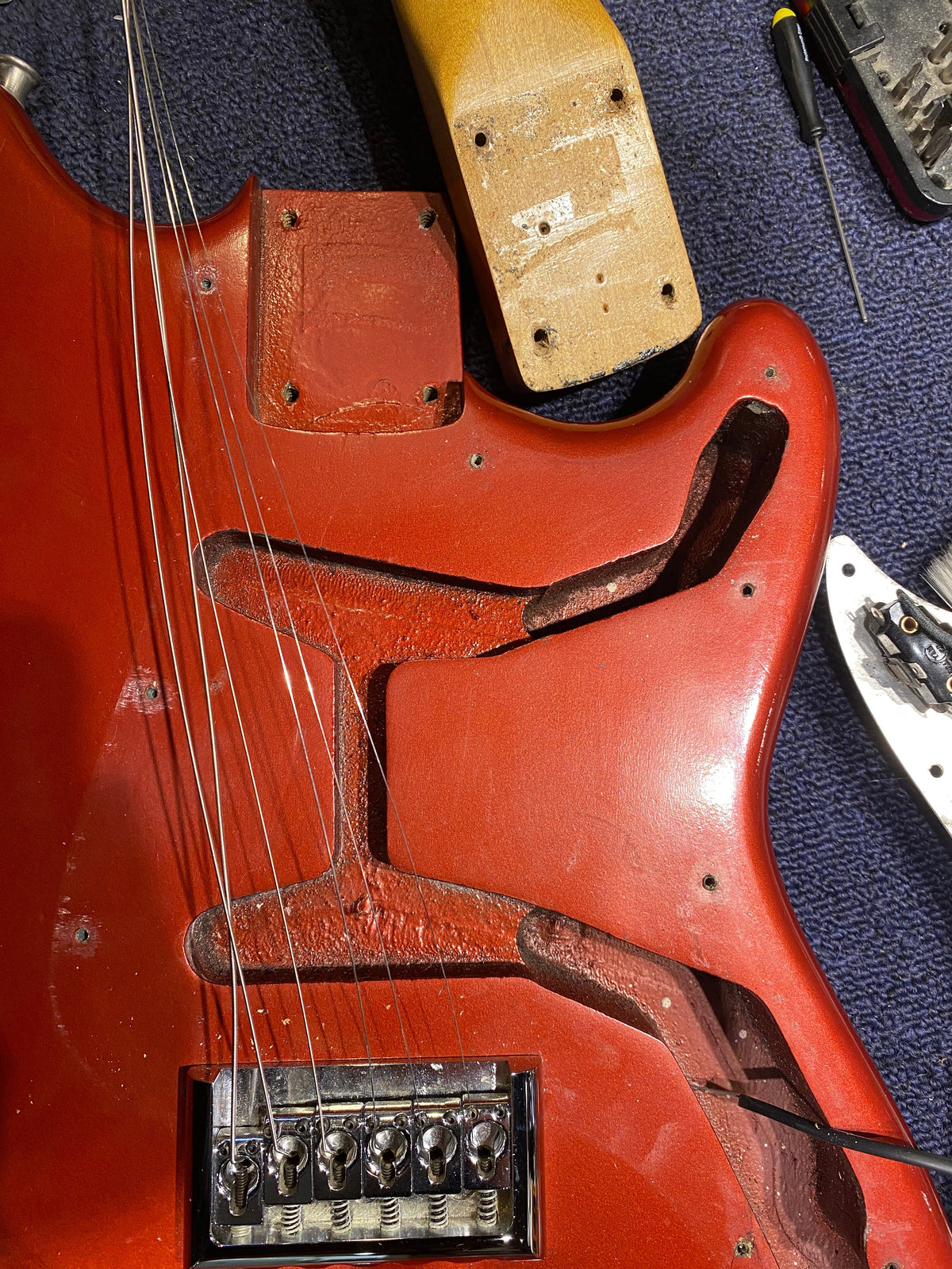 Fender Music Master Candy Apple Red 1959 - John Oates - Angle 10 | MUSICTONER