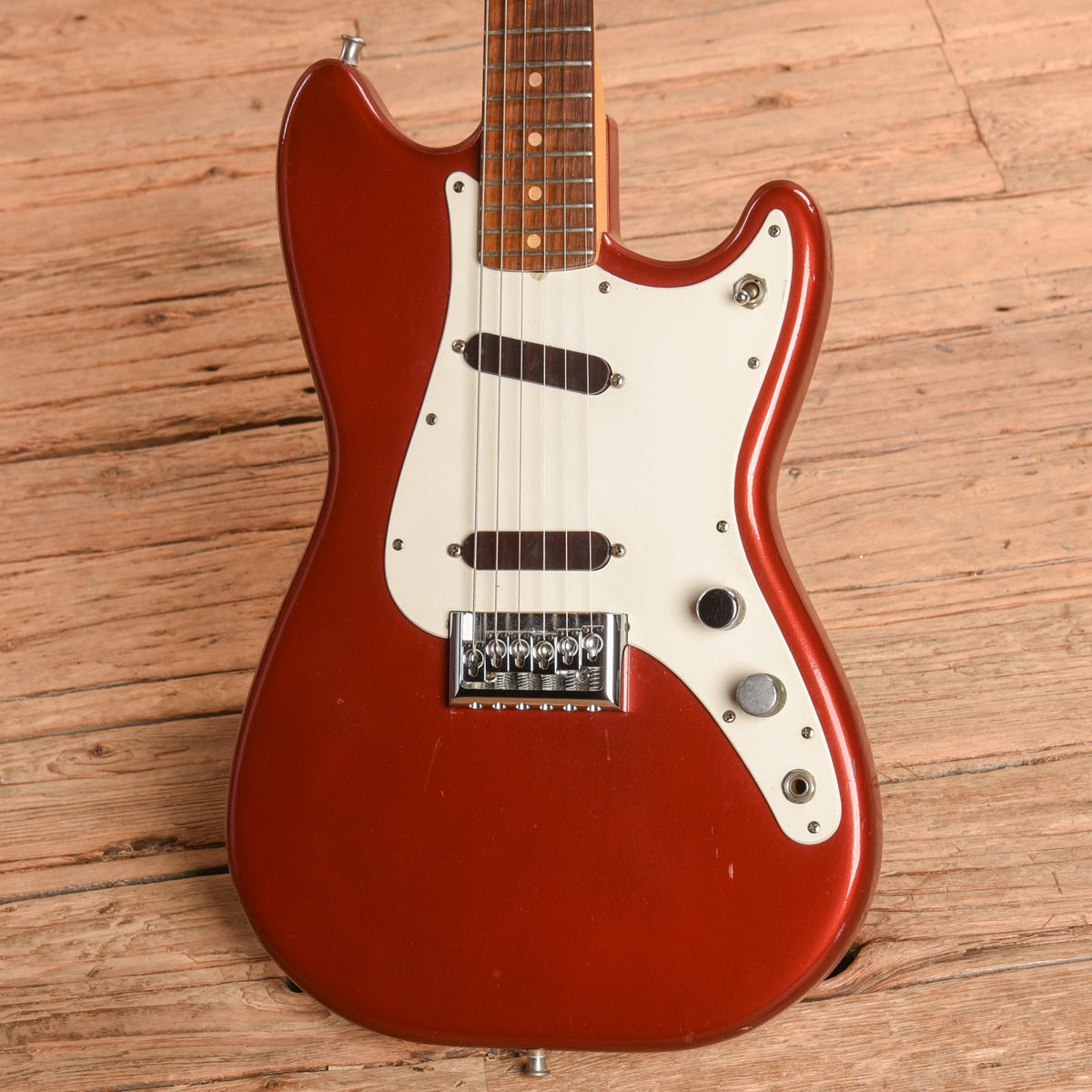 Fender Music Master Candy Apple Red 1959 - John Oates - Angle 2 | MUSICTONER