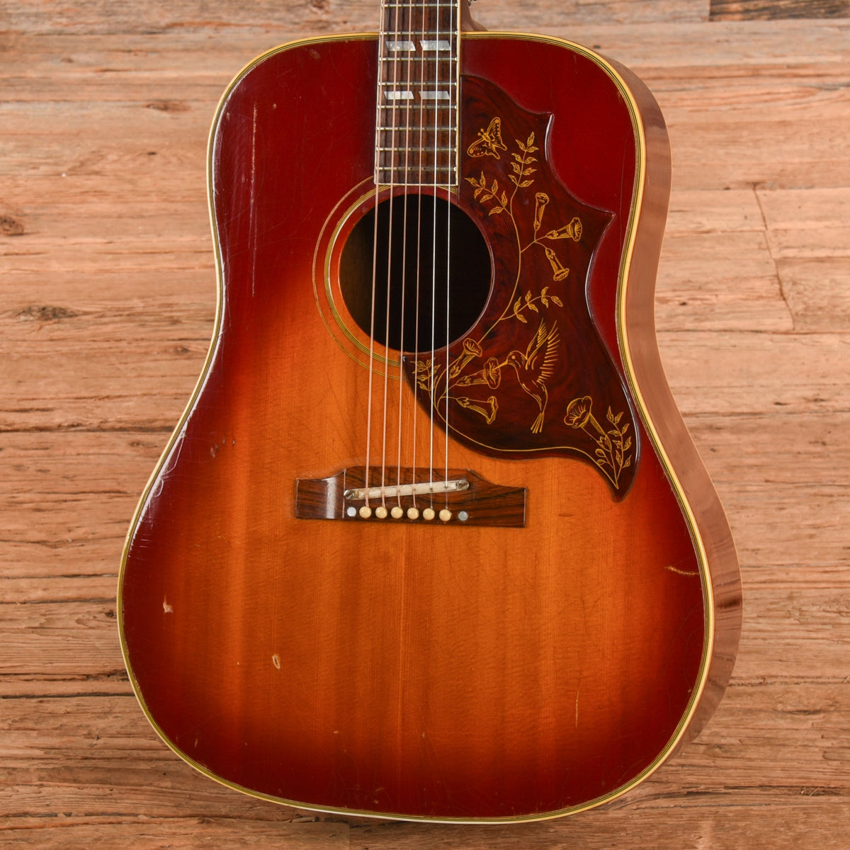 Gibson Hummingbird Sunburst 1965 - Angle 2 | MUSICTONER