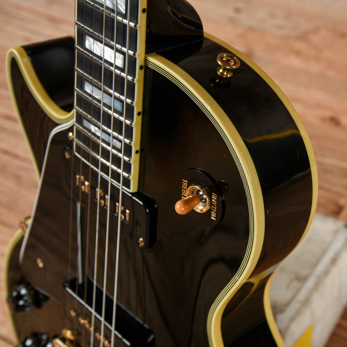 Gibson Custom Shop Historic Collection '54 Les Paul Ebony 2005 LEFTY - Angle 10 | MUSICTONER
