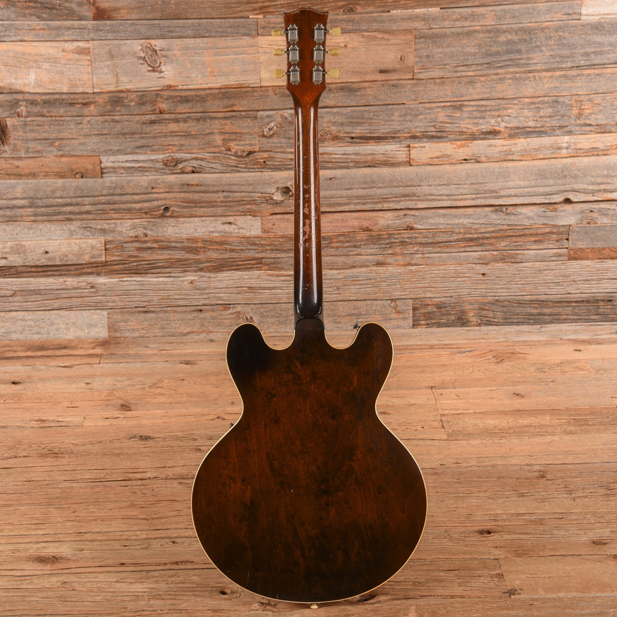 Gibson ES-330T Sunburst 1962 - Angle 5 | MUSICTONER