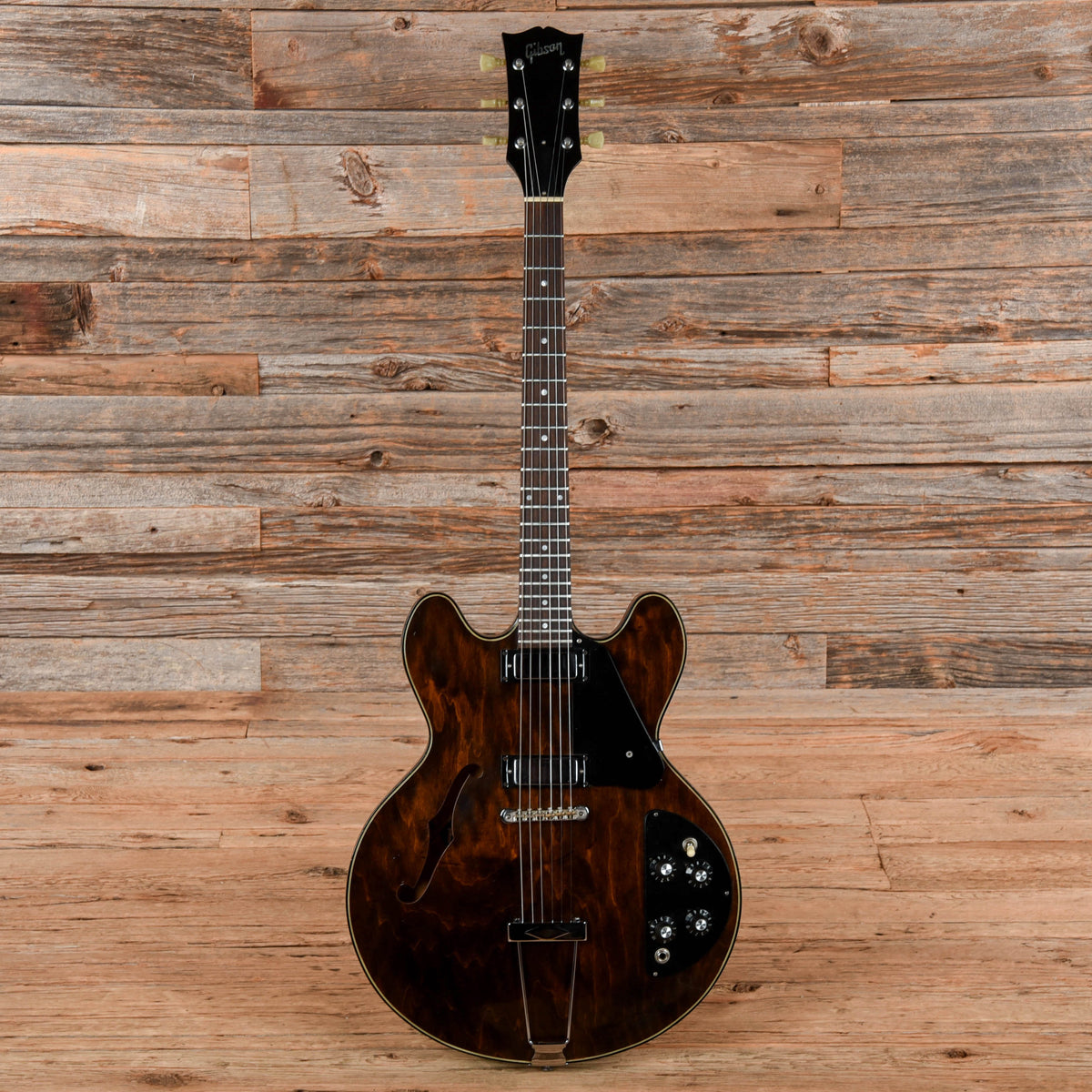 Gibson ES-325TD Walnut 1972 - Angle 4 | MUSICTONER