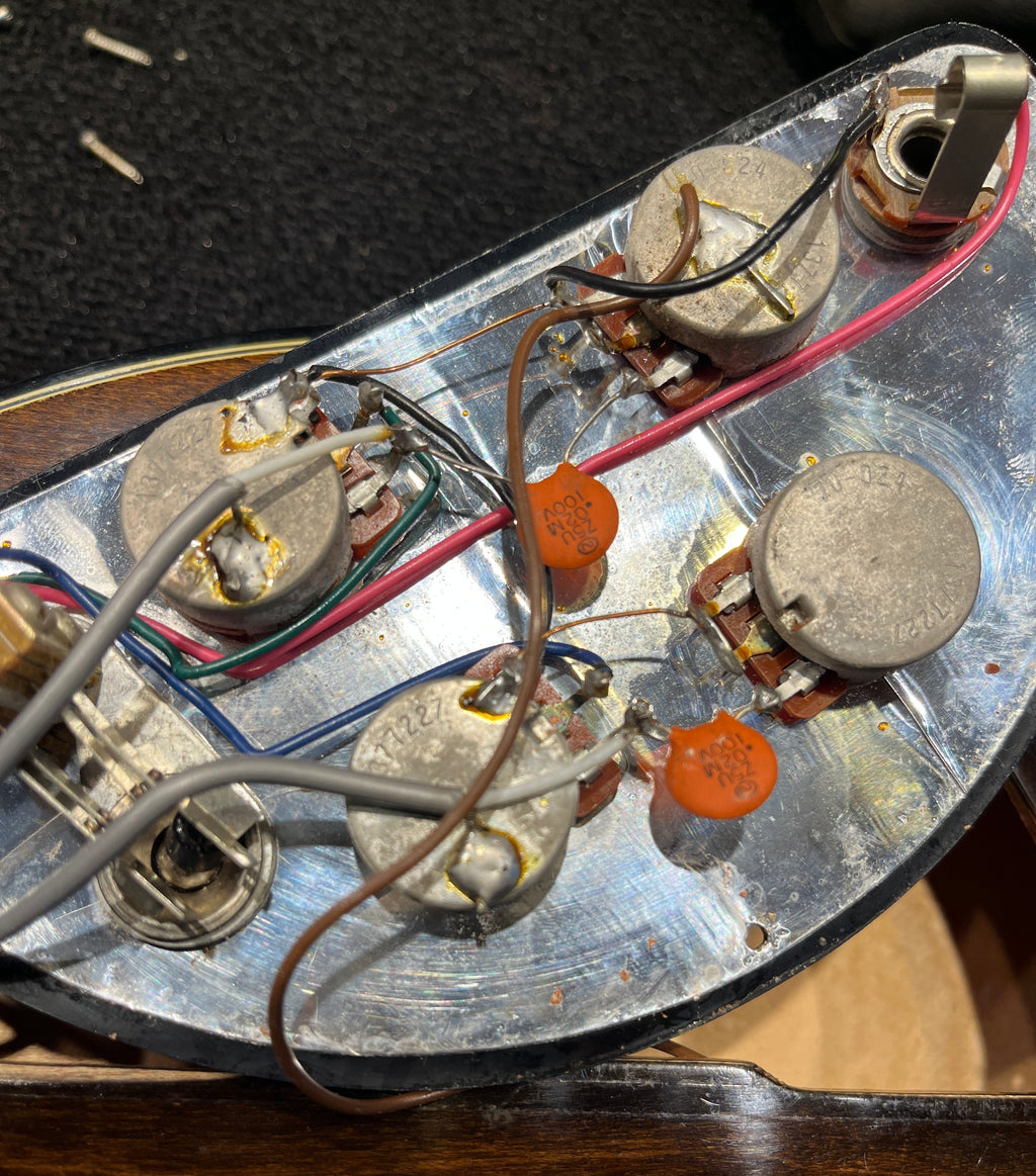 Gibson ES-325TD Walnut 1972 - Angle 10 | MUSICTONER