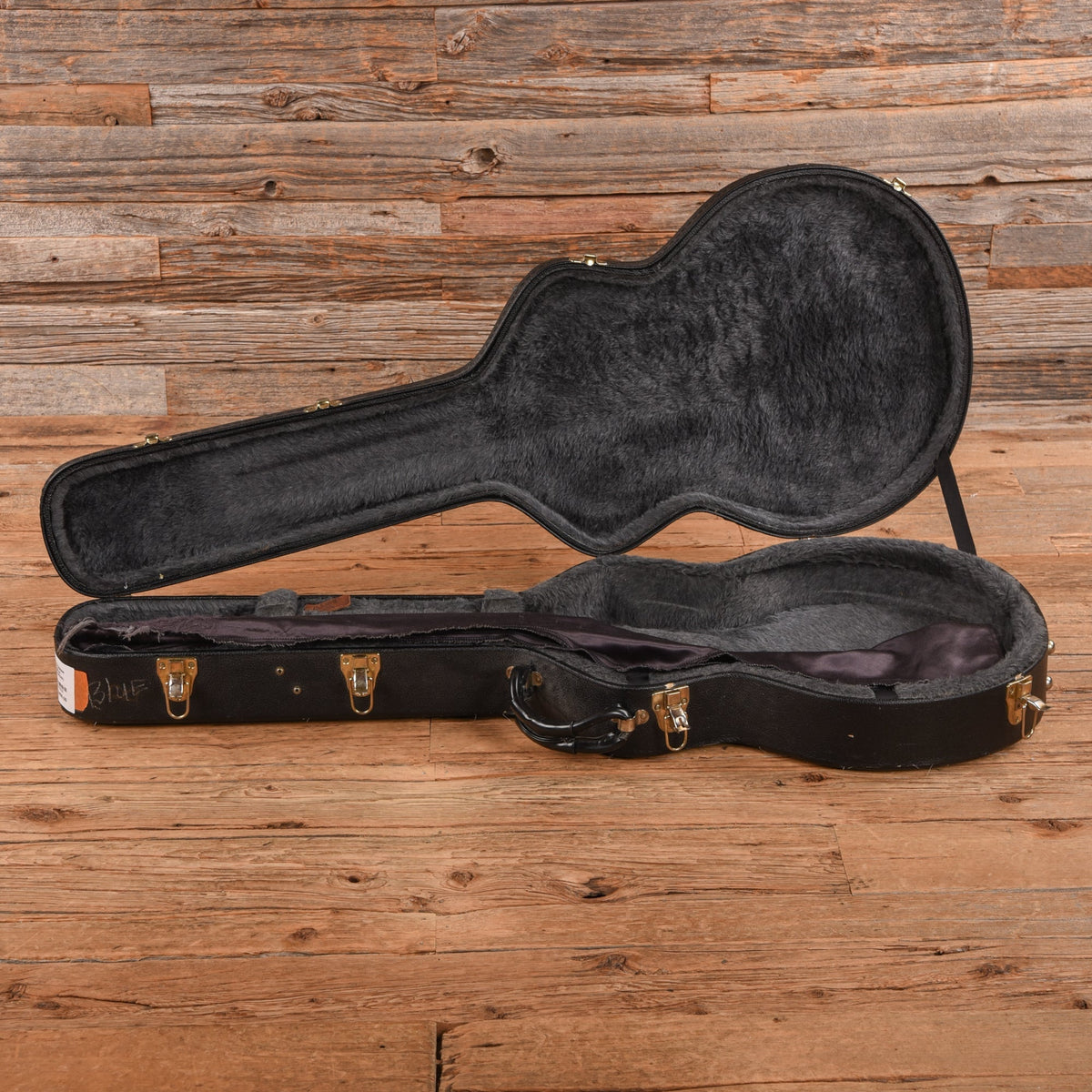 Gibson ES-335 Limited Edition Transparent Blue 1999 - Angle 9 | MUSICTONER