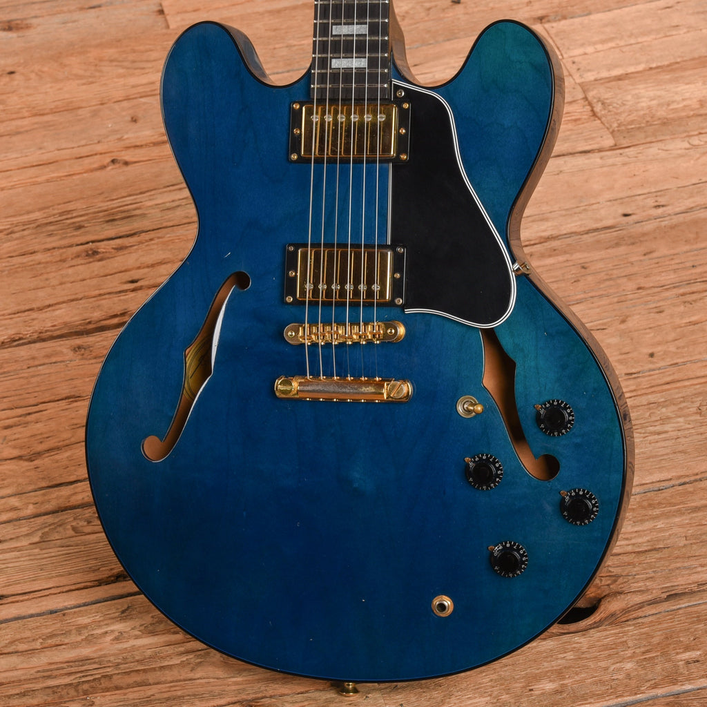 Gibson ES-335 Limited Edition Transparent Blue 1999 - Angle 2 | MUSICTONER