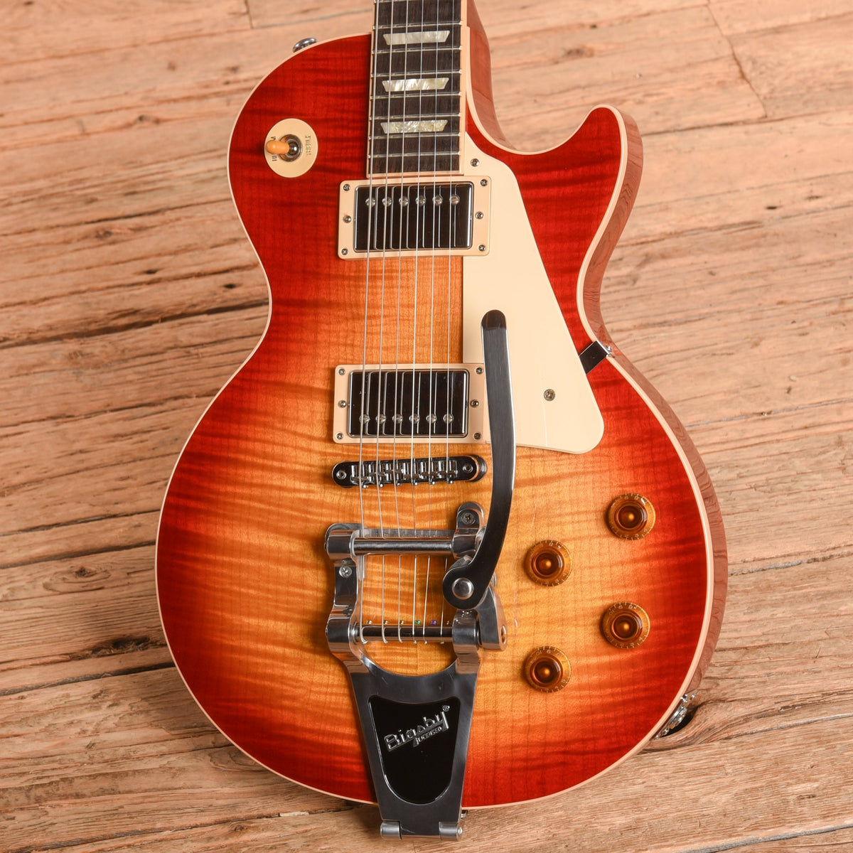 Gibson Les Paul Standard T Sunburst 2017 - Angle 2 | MUSICTONER