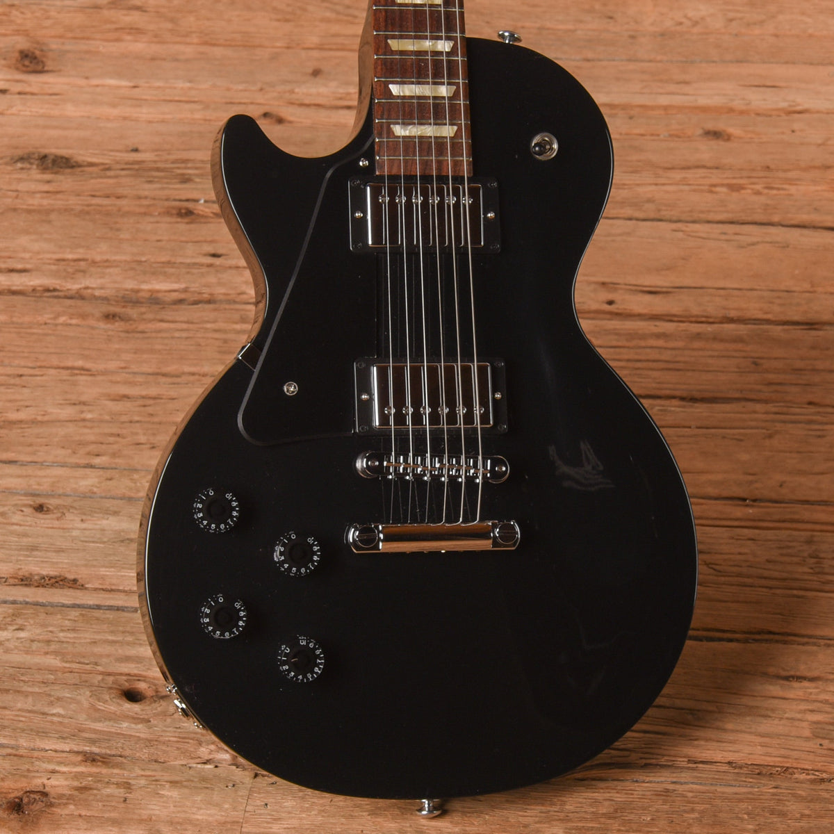 Gibson Les Paul Studio Ebony 2021 LEFTY - Angle 2 | MUSICTONER
