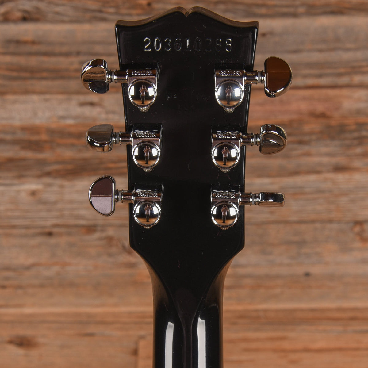 Gibson Les Paul Studio Ebony 2021 LEFTY - Angle 7 | MUSICTONER