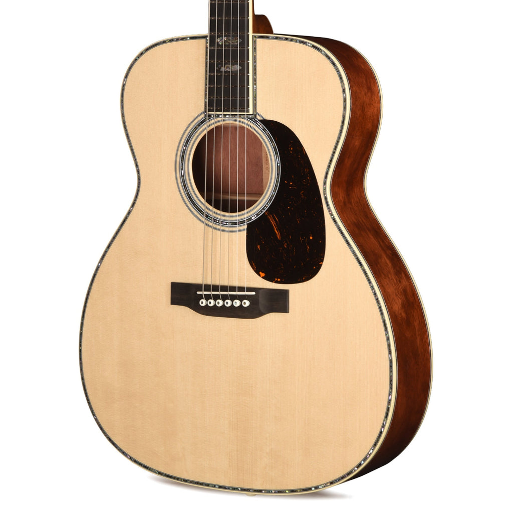 Martin Custom Shop M-45 Style Grand Auditorium High Altitude Swiss Spruce/Quilted Bubinga Natural - Angle 3 | MUSICTONER