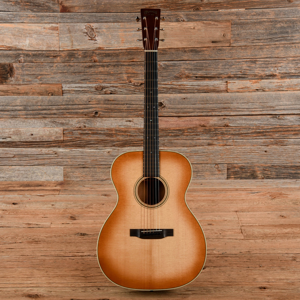 Martin Custom Shop 000-18 Style VTS Sitka/Sinker Mahogany Toasted Burst 2021 - Angle 4 | MUSICTONER