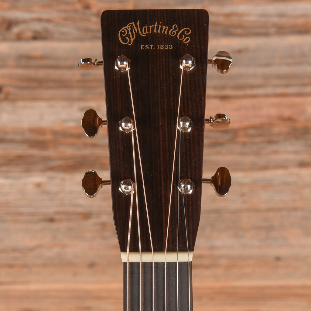 Martin Standard Series 000-28 Sunburst 2024 - Angle 6 | MUSICTONER