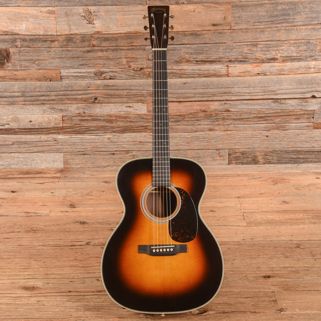 Martin Standard Series 000-28 Sunburst 2024 - Angle 4 | MUSICTONER