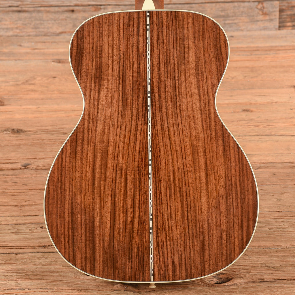 Martin Standard Series 000-28 Sunburst 2024 - Angle 3 | MUSICTONER