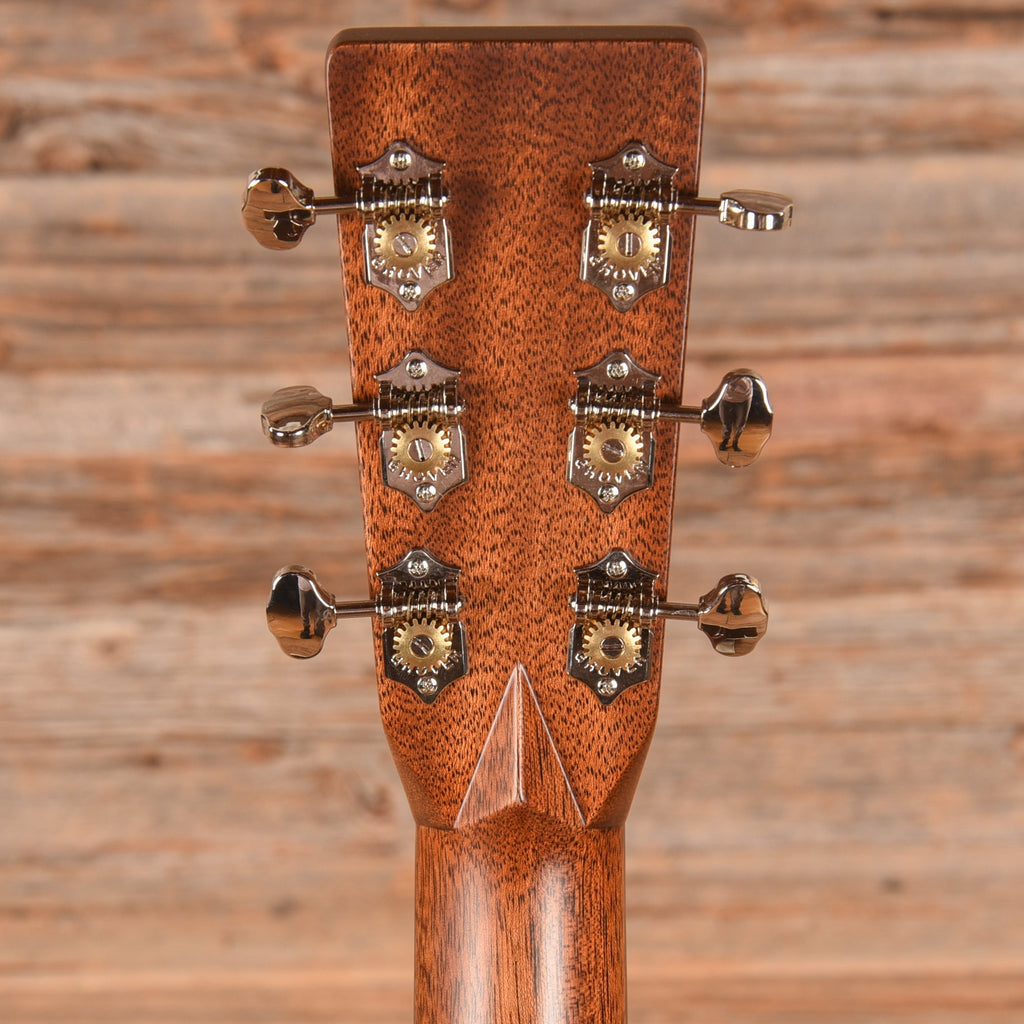 Martin Standard Series 000-28 Sunburst 2024 - Angle 7 | MUSICTONER